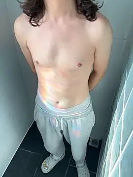 Snapshot of Frankieyyy1 chatting on 09/29/25, 11:04 Frankieyyy1 online show from 09/29/25, 11:04