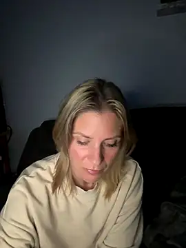 Snapshot of Lexi-Lux-X chatting on 09/21/25, 01:40 Lexi-Lux-X online show from 09/21/25, 01:40