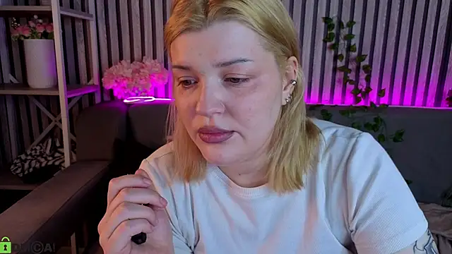 Snapshot of Michele_Greenn chatting on 04/28/26, 02:27 Michele Greenn online show from 04/28/26, 02:27