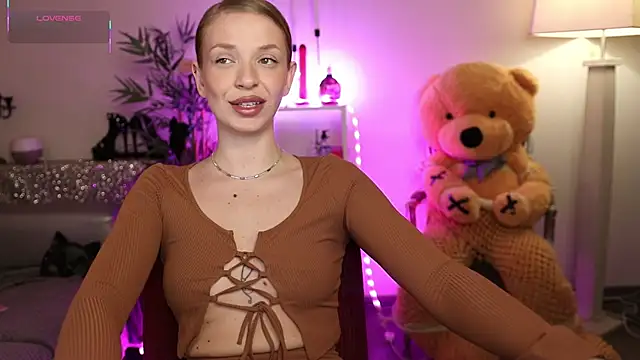 NovaHollisx online show from 04/06/26, 04:46