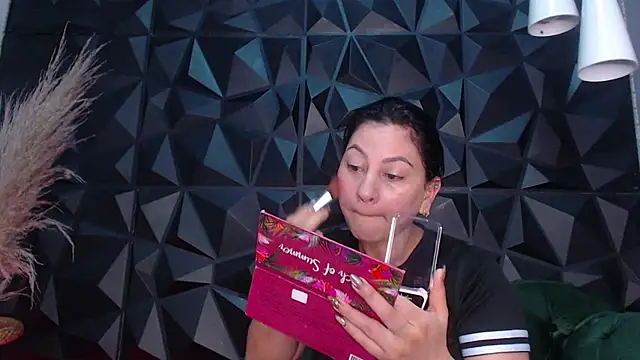 helenasaenz online show from 12/18/25, 12:33