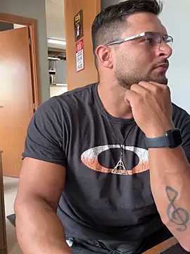 Snapshot of KRYSTALIZEDY chatting on 12/16/25, 11:04 KRYSTALIZEDY online show from 12/16/25, 11:04