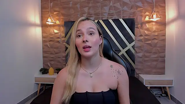 Emmaa white  online show from 12/18/25, 05:19