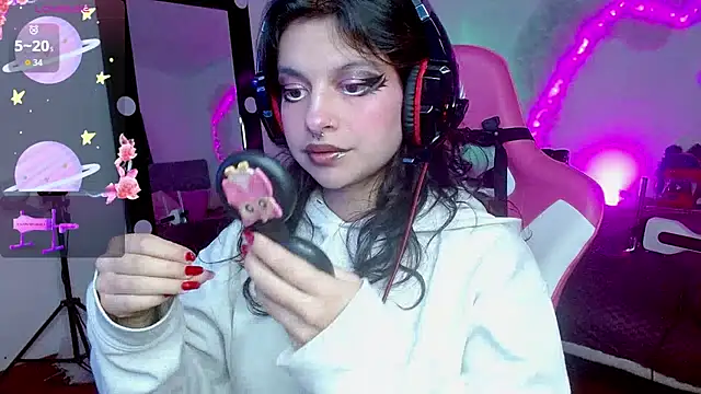 larah uwu online show from 10/14/25, 07:47