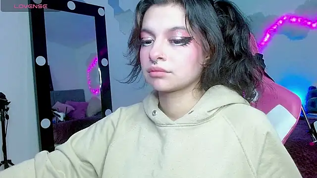 larah uwu online show from 10/23/25, 08:18