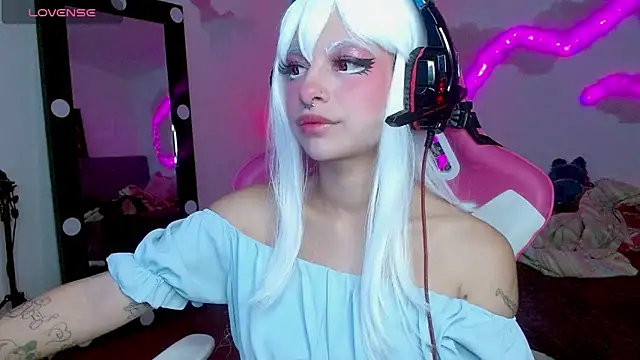 larah uwu online show from 10/24/25, 06:59