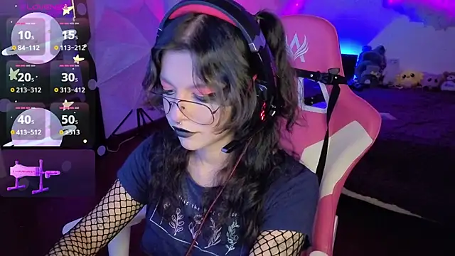 larah uwu online show from 11/12/25, 07:24