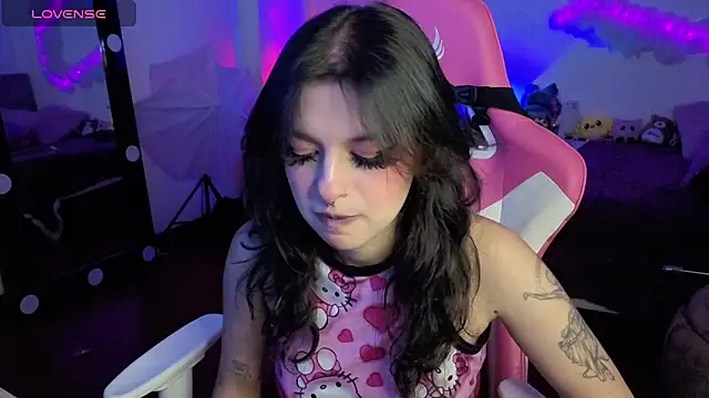 larah uwu online show from 11/22/25, 07:35