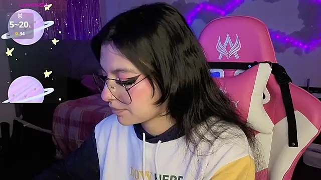 larah uwu online show from 04/16/26, 06:30