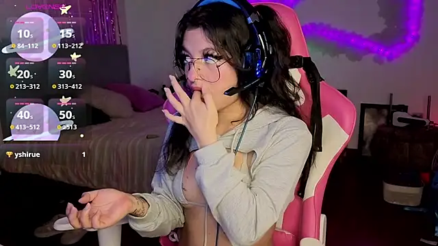 larah uwu online show from 04/21/26, 06:23