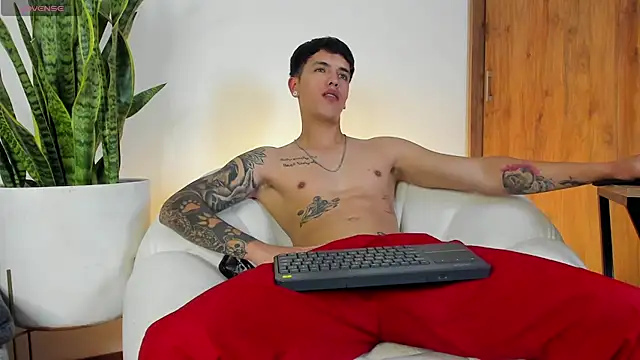 Snapshot of sebas__w01 chatting on 11/18/25, 01:55 sebas w01 online show from 11/18/25, 01:55