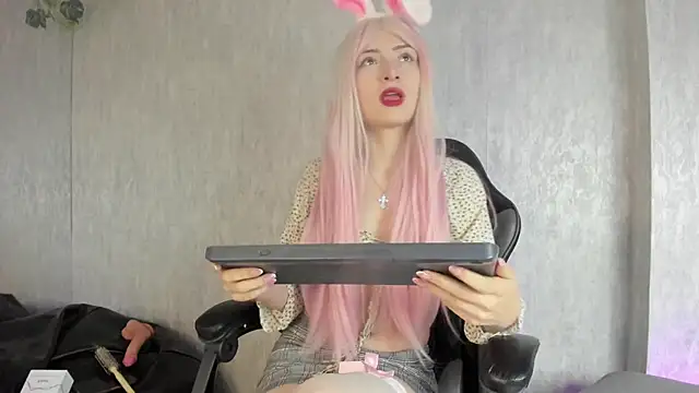 Snapshot of AriMonoban chatting on 10/15/25, 11:54 AriMonoban online show from 10/15/25, 11:54