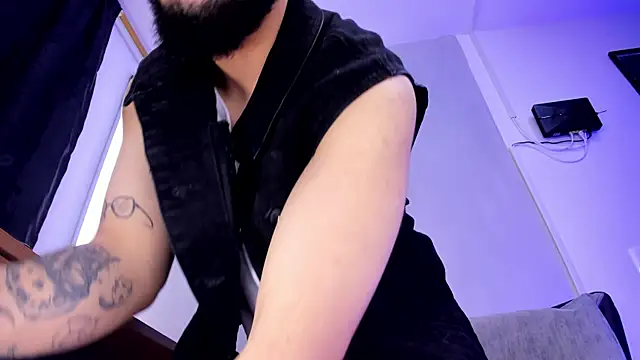 Snapshot of Noah_devil_ chatting on 12/15/25, 03:44 Noah devil online show from 12/15/25, 03:44