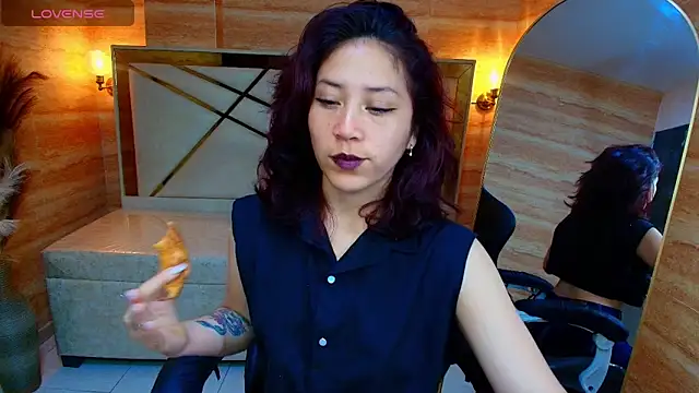 valentina r  online show from 12/04/25, 12:47