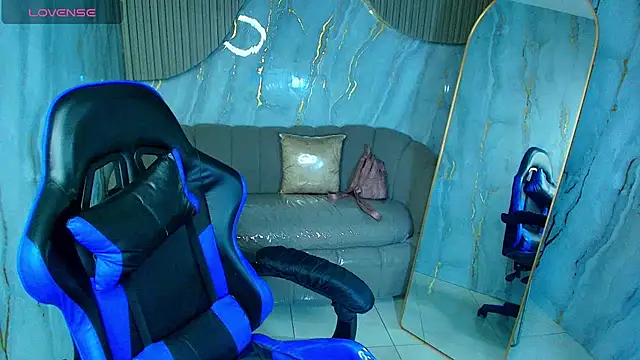 valentina r  online show from 12/20/25, 03:13