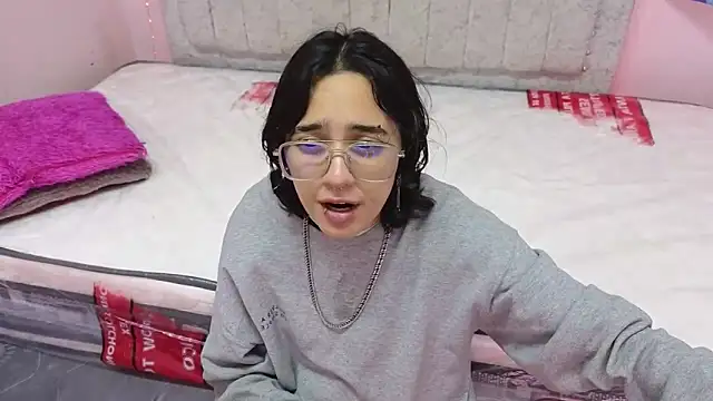 Snapshot of katalinathxandbritney1 chatting on 09/14/25, 09:58 katalinathxandbritney1 online show from 09/14/25, 09:58