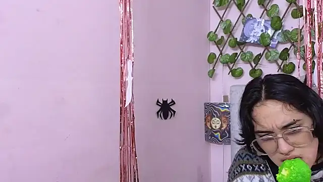 Snapshot of katalinathxandbritney1 chatting on 10/06/25, 11:13 katalinathxandbritney1 online show from 10/06/25, 11:13