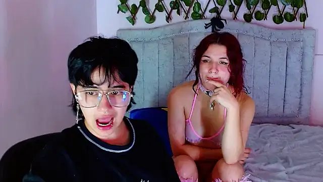 Snapshot of katalinathxandbritney1 chatting on 12/15/25, 04:39 katalinathxandbritney1 online show from 12/15/25, 04:39