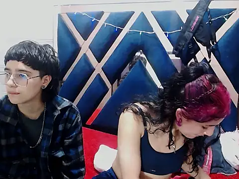 Snapshot of katalinathxandbritney1 chatting on 01/12/26, 12:27 katalinathxandbritney1 online show from 01/12/26, 12:27