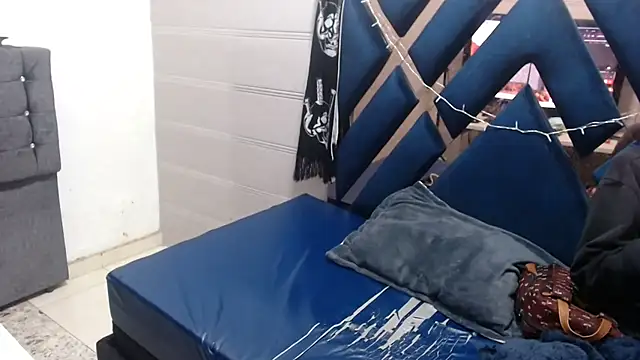 Snapshot of katalinathxandbritney1 chatting on 01/15/26, 02:05 katalinathxandbritney1 online show from 01/15/26, 02:05