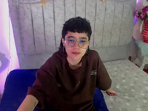 Snapshot of katalinathxandbritney1 chatting on 02/06/26, 07:23 katalinathxandbritney1 online show from 02/06/26, 07:23