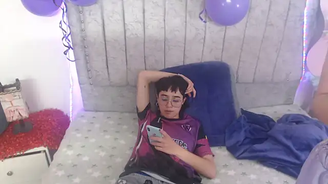 Snapshot of katalinathxandbritney1 chatting on 02/18/26, 04:19 katalinathxandbritney1 online show from 02/18/26, 04:19