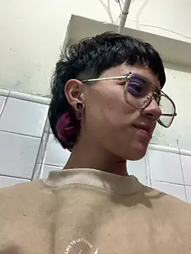 Snapshot of katalinathxandbritney1 chatting on 02/26/26, 10:09 katalinathxandbritney1 online show from 02/26/26, 10:09