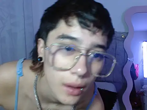 Snapshot of katalinathxandbritney1 chatting on 03/26/26, 01:44 katalinathxandbritney1 online show from 03/26/26, 01:44