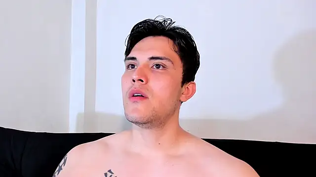 Snapshot of jasonxd9898 chatting on 12/17/25, 01:00 jasonxd9898 online show from 12/17/25, 01:00