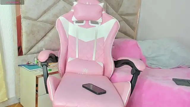 Snapshot of kendal_hot01 chatting on 10/05/25, 10:51 kendal hot01 online show from 10/05/25, 10:51