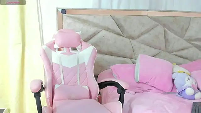 Snapshot of kendal_hot01 chatting on 10/17/25, 02:30 kendal hot01 online show from 10/17/25, 02:30