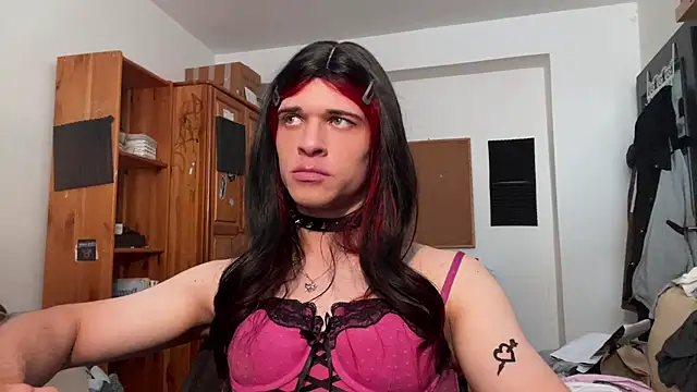 Snapshot of emilydee666 chatting on 10/17/25, 12:08 emilydee666 online show from 10/17/25, 12:08