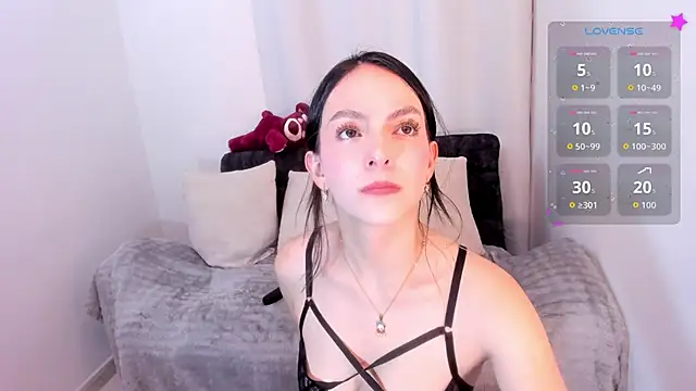 Snapshot of sarah_saenz_ chatting on 05/17/26, 12:41 sarah saenz online show from 05/17/26, 12:41