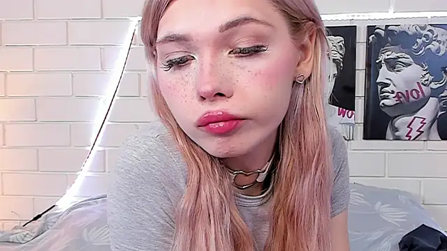 Snapshot of Blondy_Fina chatting on 09/10/25, 04:45 Blondy Fina online show from 09/10/25, 04:45