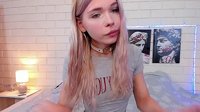 Snapshot of Blondy_Fina chatting on 09/14/25, 04:55 Blondy Fina online show from 09/14/25, 04:55