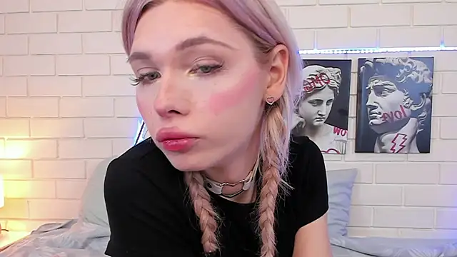 Snapshot of Blondy_Fina chatting on 09/15/25, 04:45 Blondy Fina online show from 09/15/25, 04:45