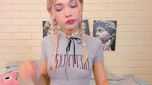 Snapshot of Blondy_Fina chatting on 10/19/25, 04:46 Blondy Fina online show from 10/19/25, 04:46