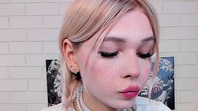 Snapshot of Blondy_Fina chatting on 10/25/25, 05:04 Blondy Fina online show from 10/25/25, 05:04