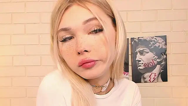 Snapshot of Blondy_Fina chatting on 10/28/25, 05:00 Blondy Fina online show from 10/28/25, 05:00