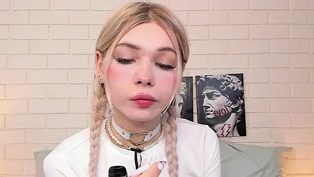 Snapshot of Blondy_Fina chatting on 10/29/25, 04:26 Blondy Fina online show from 10/29/25, 04:26