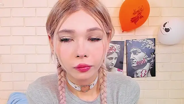 Snapshot of Blondy_Fina chatting on 11/09/25, 04:33 Blondy Fina online show from 11/09/25, 04:33