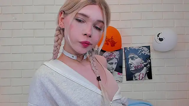 Snapshot of Blondy_Fina chatting on 11/13/25, 04:44 Blondy Fina online show from 11/13/25, 04:44