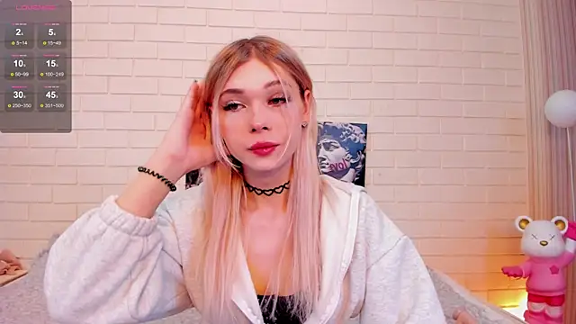 Snapshot of Blondy_Fina chatting on 12/01/25, 04:17 Blondy Fina online show from 12/01/25, 04:17