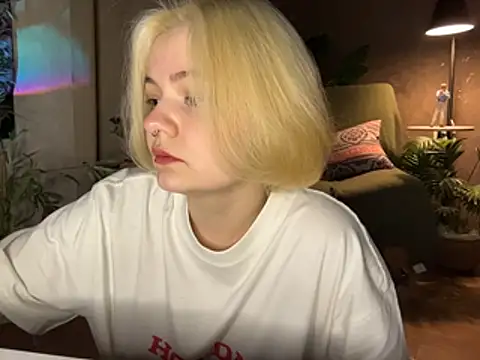 MoonIvy  online show from 04/17/26, 07:06