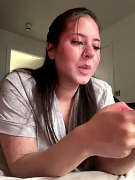 Snapshot of laylabliss chatting on 11/12/25, 02:28 laylabliss online show from 11/12/25, 02:28