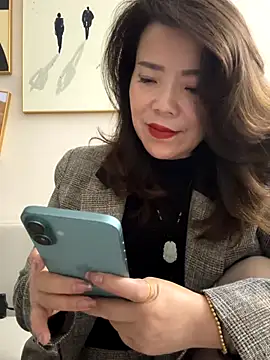 Snapshot of anna_yngs chatting on 10/06/25, 01:58 anna yngs online show from 10/06/25, 01:58