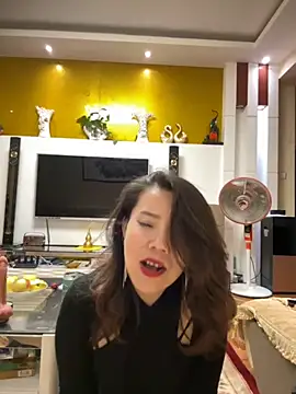 Snapshot of anna_yngs chatting on 10/21/25, 11:11 anna yngs online show from 10/21/25, 11:11