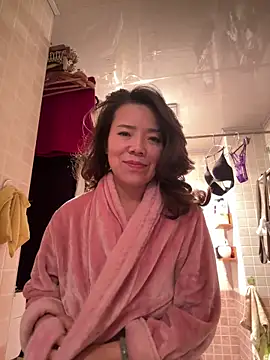 Snapshot of anna_yngs chatting on 11/08/25, 12:00 anna yngs online show from 11/08/25, 12:00