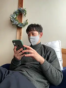 Snapshot of tom19899q chatting on 12/18/25, 05:35 tom19899q online show from 12/18/25, 05:35