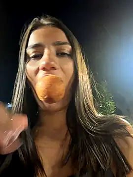 Snapshot of -juicy_ chatting on 11/15/25, 11:10 -juicy online show from 11/15/25, 11:10